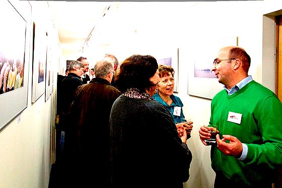 Zur Eröffnung der ersten Ausstellung des Fotoclubs Vaterstetten kamen mehr als 100 Besucher.	Foto: Frank Brasch