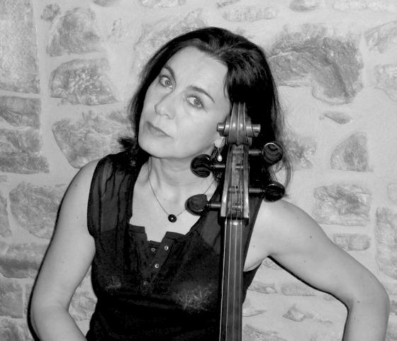Die Krakauerin Ewa Miecznikowska spielt Violoncello bei der Disco-Toccata im Martinstadl. 	Foto: VA