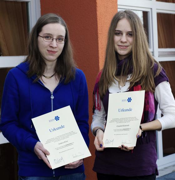 Die strahlenden Siegerinnen des KWA Schülerliteraturwettbewerbs: Andrea Klier (l.) und Elisabeth Krutzsch (r.). 	Foto: VA