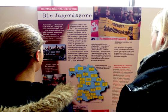 Diese beiden Zehntklässlerinnen informieren sich über die rechtsradikale Jugendszene in Bayern.	Foto: bb