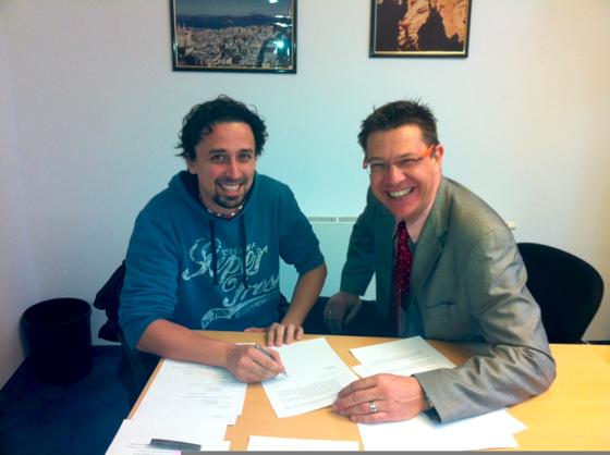 Benedikt Frank (l.) unterschreibt bei Matthias Kock seine Vertragsverlängerung. 	Foto: SV Lohhof