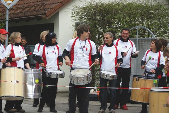 Macht den Läufern Beine: Die Sambaband, gesponsert vom Fitnesshaus Unterschleißheim.	Foto: VA