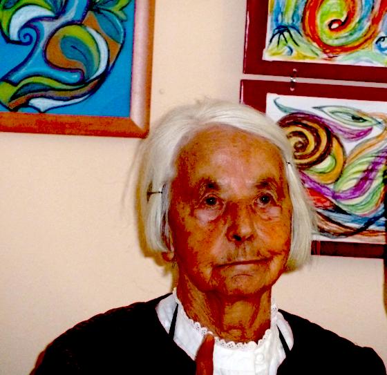 Die 90-jährige Künstlerin aus Milbertshofen malt beinahe jeden Tag ein Bild.  	Foto: VA