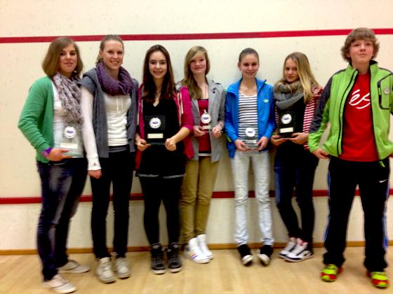 Die erfolgreichen Mädchen und Jungs des Squash-Club Deisenhofen: große Freude über tolle Platzierungen.	Foto: VA