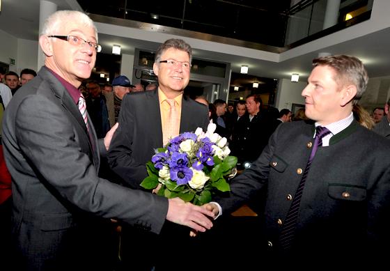 Der strahlende Sieger in der Mitte: Bürgermeister ist und bleibt Edwin Klostermeier, ihm gratulierten Josef Kellermeier (l.) und Eduard Boger (r.)	Foto: Schunk