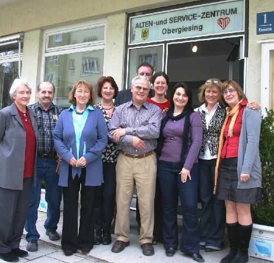 Das gesamte Team aus Belegschaft und Ehrenamtliche um Walburga Fischer (Dritte von links) freuen sich auf den neuen ASZ-Standort. 	Foto: HH