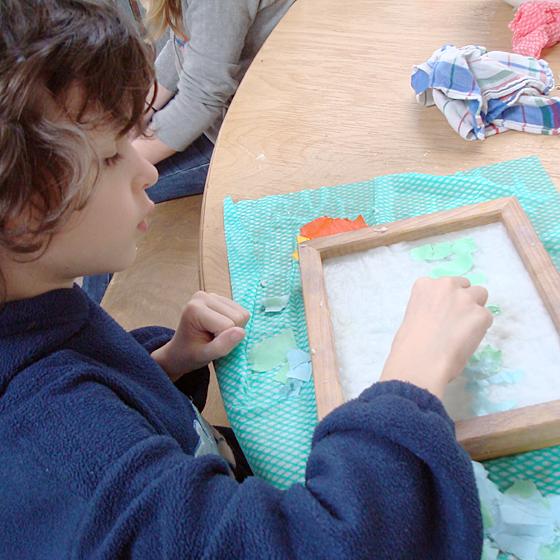Beim Papierschöpfen lernen Kinder kreativ den Sinn von Recycling kennen. Foto: VA