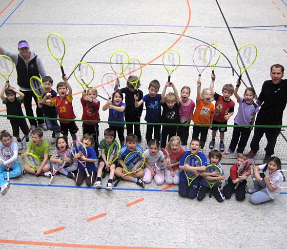 Spaß und Teamgeist im Vordergrund: Beim Tennistraining hatten Erstklässler die Möglichkeit, den Sport kennenzulernen und erste Schwünge zu trainieren.	Foto: Verein