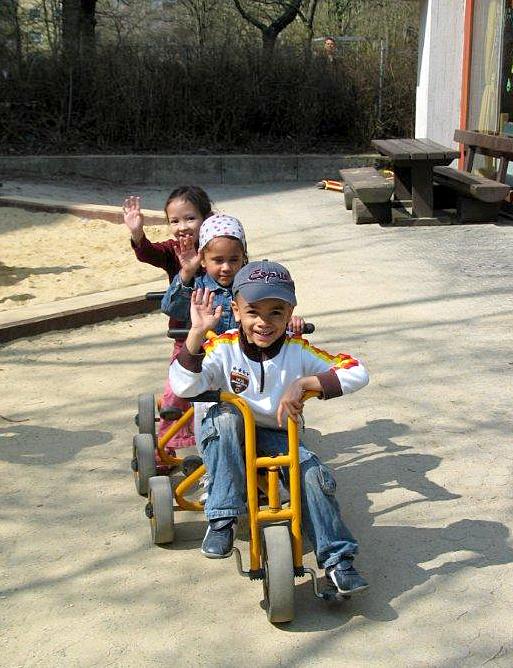 Die Kinder des Kindergartens St. Jakobus freuen sich auf mehr Platz zum Spielen und Toben.	Foto: aha