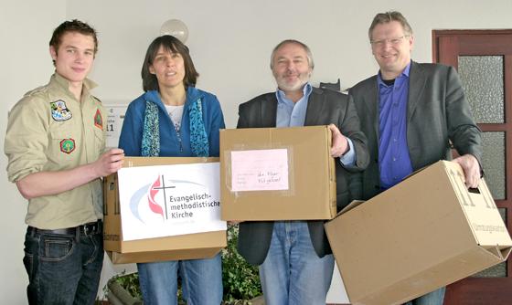Die ersten Kisten sind gepackt: Raphael Burkhardt, Evelyn Striewski, Friedemann Burkhardt und Manfred Högg (v. l.) sind bereit für den Umzug	Foto: scy
