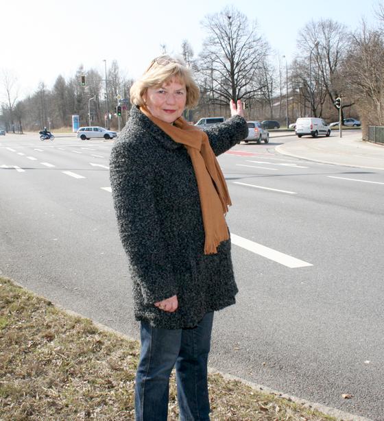 Johanna Salzhuber ist gegen eine mögliche Wegweisung vom Wintrichring aus durch Allacher Straße (rechts) und Von-Kahr-Straße zum Obermenzinger Kreisel und zur Stuttgarter Autobahn.	Foto: ws