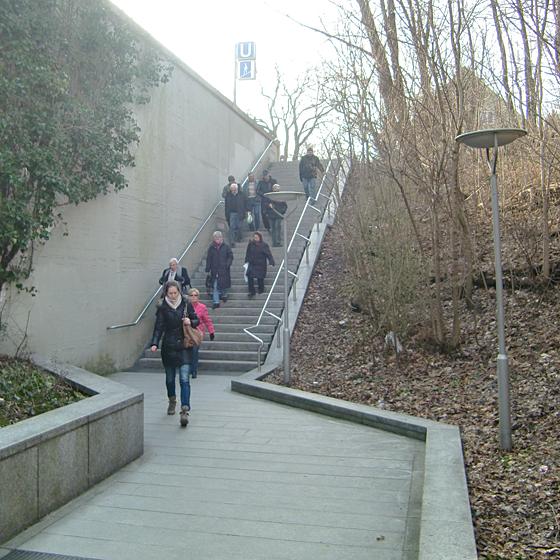 Seit Jahren fordern die Bogenhauser Lokalpolitiker vergeblich die Überdachung der Treppenauf- und abgänge an der U-Bahn-Endstation Arabellapark hin zum Krankenhaus. Foto: ikb