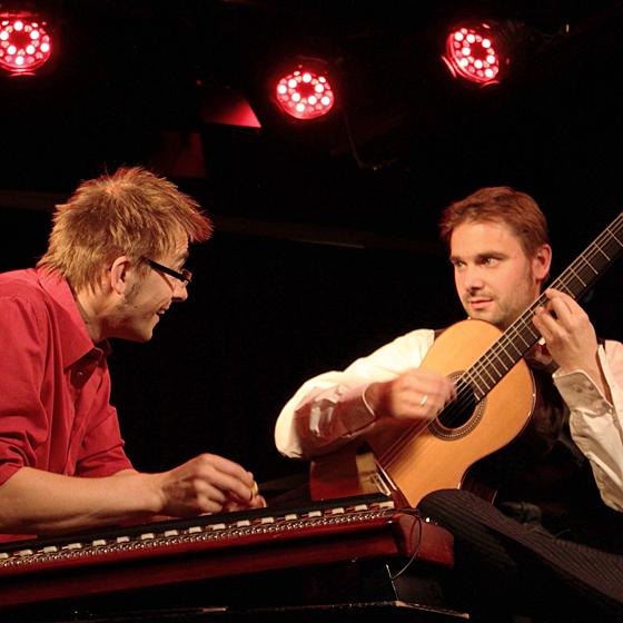 Die Brüder Rainer und Thomas Gruber spielen im Kultur im Oberbräu auf. Foto: VA