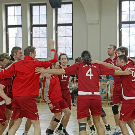 Der Jubel war groß nach dem Spiel gegen Lohhof: Die MTV-Volleyballer sind Meister. Foto: MTV