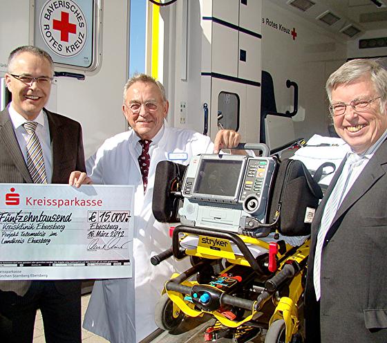 Hans Leonhard Schneider (Mitte) freute sich mit Andreas Frühschütz (l.) und Günter Schmidt (r.) über die neuen EKG-Geräte in den Rettungswagen. Foto: privat