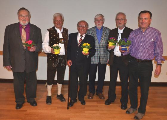Robert Josef Römer, Günter Josef Preißer, Josef Falb senior, Hartmut Schmidt, Josef Goldbrunner, Josef Falb junior (von links) mit Blumen.	Foto: VA