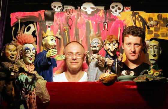 Die Puppenspieler Josef Parzefall (l.) und Richard Oehmann mit ihren Figuren. Foto: VA
