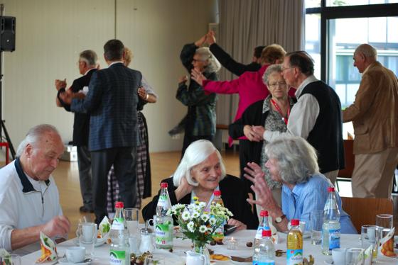 Am 13. April wird wieder zum KWA-Tanztee in St. Birgitta eingeladen. 	Foto: VA