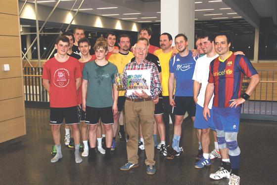 Die Handballer des SV-DJK verabschiedeten ihren langjährigen Hallenwart Alois Schröder.	Foto: VA