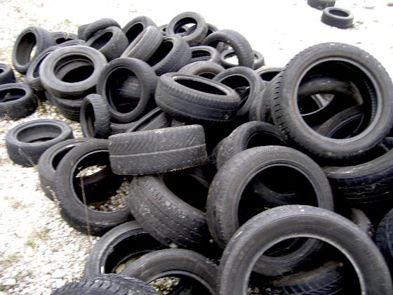 Rund 100 alte Reifen lagen plötzlich in der Landschaft. Die Polizei ermittelt.	Foto: VA