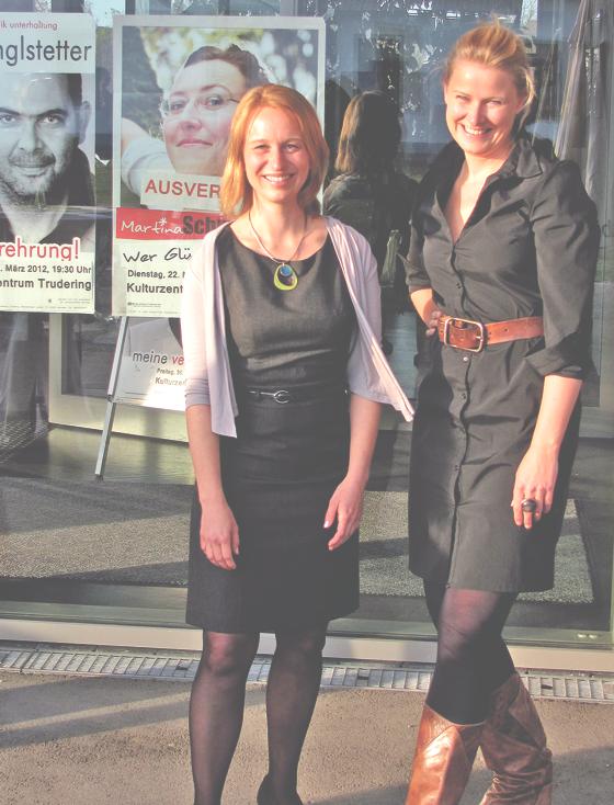Christina Hesse (li.) nimmt als neue Kulturmanagerin des Truderinger Kulturzentrums den Platz von Julia Schmitt-Thiel ein.	Foto: bus