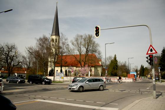An der Kreuzung der Baumkirchner Straße und der Neumarkter Straße steht man sich seit Beginn der Bauarbeiten »die Beine in den Bauch«, klagt Werner Götz.	Foto: js