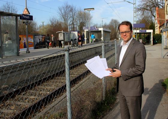 MdL Markus Rinderspacher mit der schriftlichen Absage vor dem S-Bahnhof  Perlach.	Foto: Privat