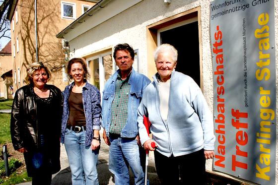 Nachbarschaftstreff-Leiterin Nicole Schmitt (2. von links) im Gespräch mit Stadtteilbewohnern.	Foto: ws