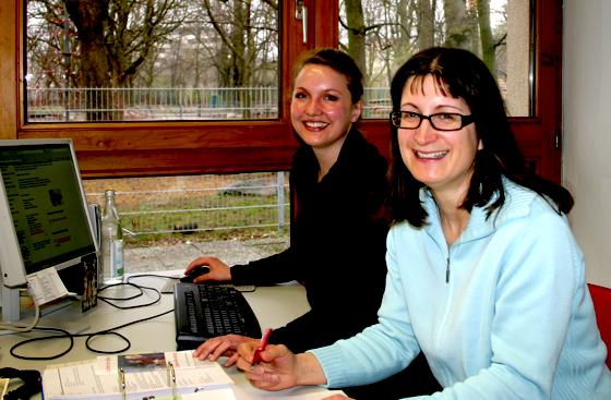 Sophie Eder und Elke Schurmann (vorne) bereiten sich auf den Start der Online-Beratung vor. Sie erwarten vielfältige Fragen zum Thema »Leben im Alter«.	scy