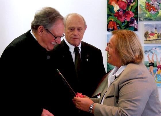 Reinhold Löschinger und Helmut Berthold wurden von Bürgermeisterin Barbara Bogner für ihre Verdienste für die Heimatpflege geehrt.	Foto: aba