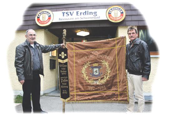 Günter Weidenhammer (li.) und Winfried Eckert mit dem wohl wertvollsten Ausstellungsstück, der Vereinsfahne des TSV.	Foto: cr