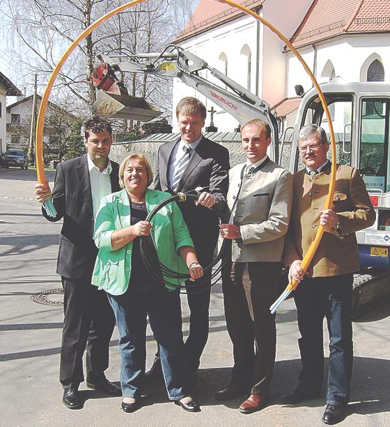 Die Bürgermeister von Aying, Straßlach-Dingharting, Oberhaching und Sauerlach (v.re.) freuen sich mit Martin Naber, dem Geschäftsführer von smart-DSL über den Baubeginn des Glasfasernetzes.	Foto: Pietsch
