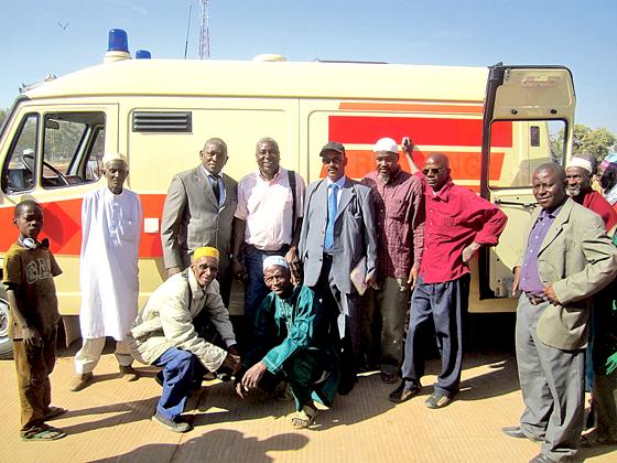 Glückliches Ende einer langen Reise: Isaac Boiro (4. v. li.) übergibt dem Präfekten von Koundara (3. v. li.) den Krankenwagen für die Klinik. 	Foto: Privat