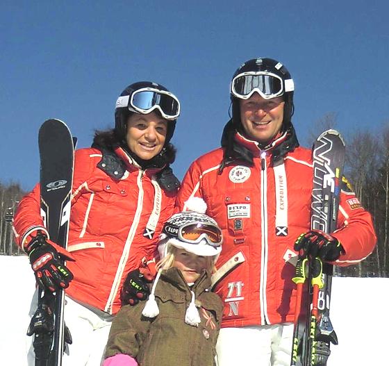 Brigitte, Stefan und Elisa aus Siegertsbrunn sind echte Sychro-Ski-Fans. Derzeit sind sie in Amerika bei der Synchro-Ski-WM unterwegs.	Foto: VA
