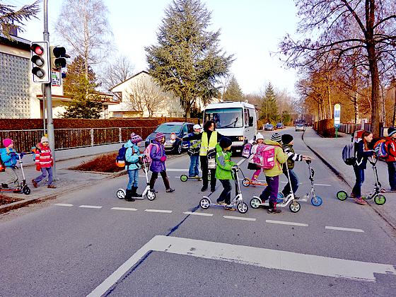 Die Schulweghelferin Heidi Tremel geleitet die Schüler der Grundschule an der Lenbachallee sicher auf die andere Straßenseite.	 	Foto: privat