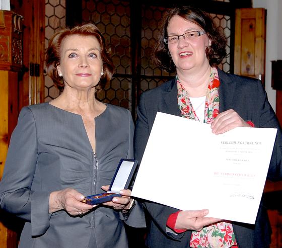 Gisela Rockola bekam für ihre ehrenamtliche Arbeit die Verdienstmedaille des Verdienstordens von Bürgermeisterin Christiane Strobl verliehen.	Foto:VA