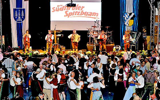 Zum Tanz spielen die beliebten »Südtiroler Spitzbuam« auf. 	Foto: Claus Schunk
