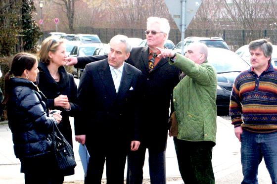 Eltern- und Schulvertreter zeigten Kultusminister Ludwig Spaenle (Mitte), wo die Probleme liegen.	Foto: Privat