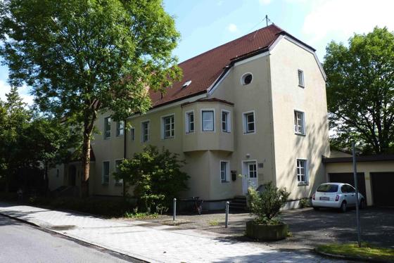 In die Alte Schule wird die neue Kindertagesstätte gebaut. Nun ist auch der Architekt dafür gefunden: er kommt aus Eching.	bb