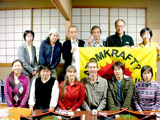 Mit japanischen Atomkraftgegnern: Die GRÜNEN aus dem Landkreis München: Antje Wagner und Markus Büchler (siehe vordere Reihe). 	Foto: Privat