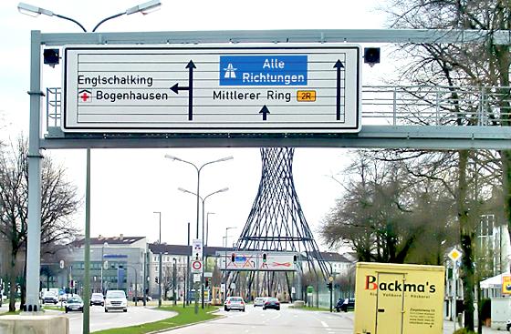 Die Schilderbrücke an der Effnerstraße stadteinwärts versperrt den Blick auf Mae West.	