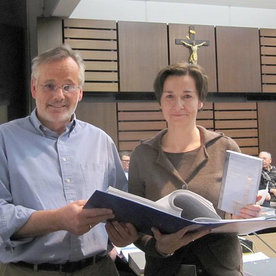 Britta Riedl übergab Bürgermeister Jörg Pötke den Ordner mit 2.500 Unterschriften. Foto: hw