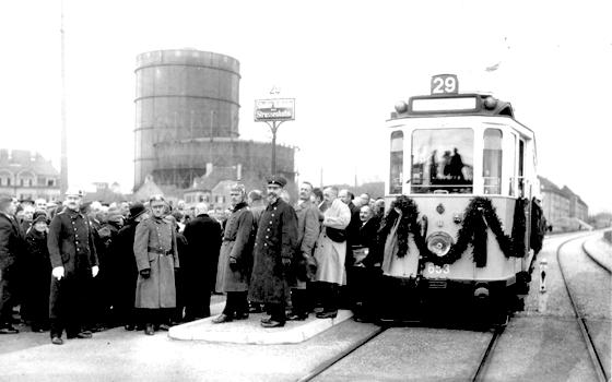 Am 4. Mai 1930 weihte Oberbürgermeister Scharnagl die Trambahn nach Moosach ein.	Foto: Stadtarchiv