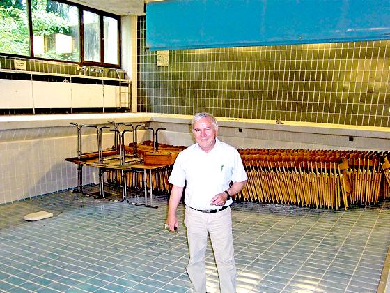 Stuntzschule-Rektor Hans Tschense im seit zehn Jahren stillgelegten Schwimmbad, das nunmehr zu einer Mensa umgebaut werden soll.	Foto: ikb