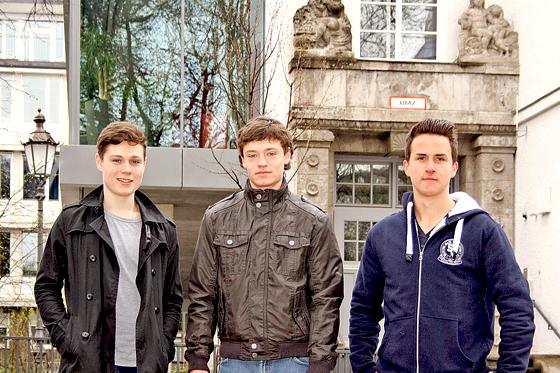 Michael Plank, Flint Kapusta und Lukas Mosquera (v.l.) organisieren gemeinsam mit weiteren Schülern den ersten Münchner Schulhindernislauf. 	Foto: js