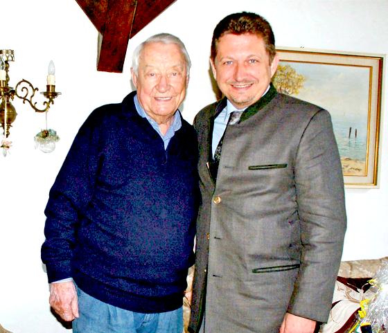 Erster Bürgermeister Klaus Korneder gratulierte Hugo Strasser mit einem  Geschenkkorb zum 90. Geburtstag.	Foto: Privat