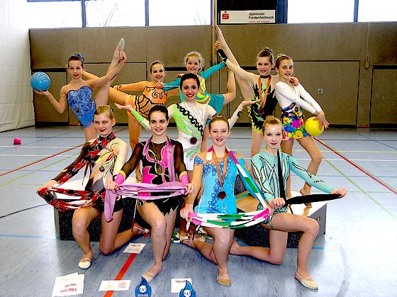 Die erfolgreichen Sportlerinnen der Rhythmischen Gymnastik beim TSV in Haar überzeugten mit Band und Ball. 	Foto: Privat