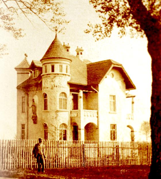 Damals (um 1905) wie heute eines der schönsten Gebäude in  Unterhaching  die Villa Franziska