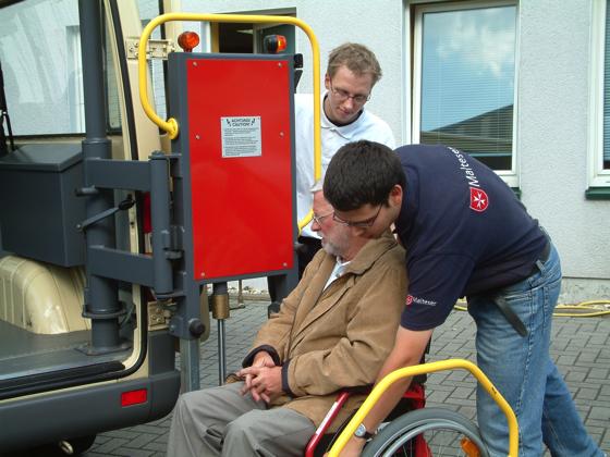 Die Malteser suchen Absolventen für FSJ und BFD in Ebersberg, unter anderem im Fahrdienst für behinderte und betreuungsbedürftige Menschen.	Foto: Malteser