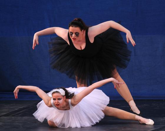 Michaela Armannsberger und Lena Knoblach tanzten nach der Musik des Films »Black Swan« in der Kategorie »Moderner Schautanz«.	Foto: VA